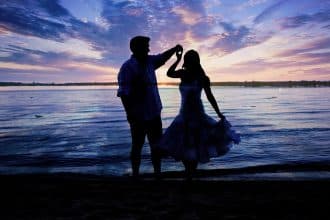 Couple partageant un moment tendre et complice dans un cadre romantique