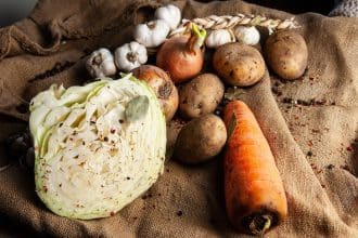 Purée de betterave colorée dans un bol pour bébé