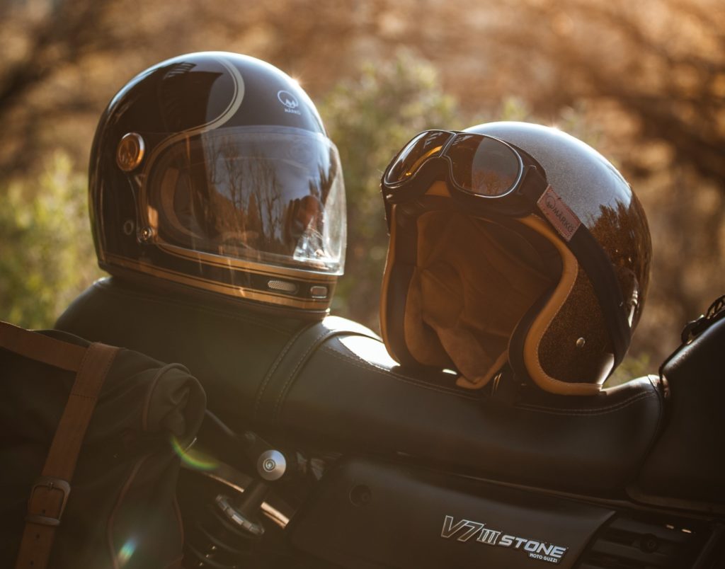 Deux casques moto
