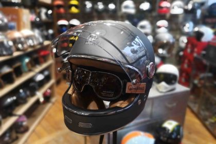 casque moto en exposition