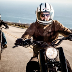 un motard sur la route