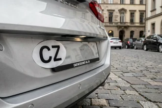 Autocollant ovale CZ sur le pare-chocs arrière d'une voiture européenne garée dans une rue pavée de Prague