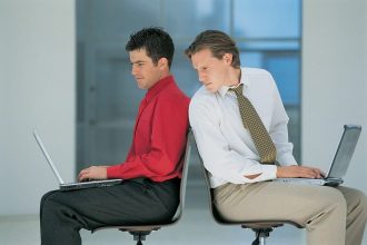 Professionnels utilisant des ordinateurs portables dans un bureau moderne