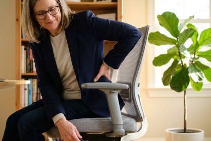 Femme d'affaires ajustant une chaise de bureau moderne