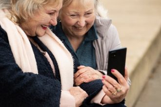 Forfait mobile sans engagement : simplicité et liberté au service des seniors