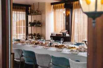 Table extensible élégante pour 12 personnes avec vaisselle raffinée