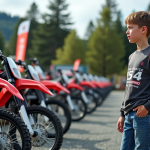 Jeune homme examine des motos de motocross 125cc en extérieur