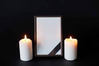 Plaque funéraire personnalisée avec des bougies et un ruban noir