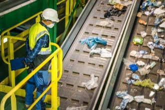 Centre de tri des déchets avec équipements modernes et personnel en action
