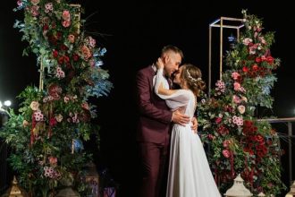 Couple heureux lors d'une réception de mariage élégante en soirée