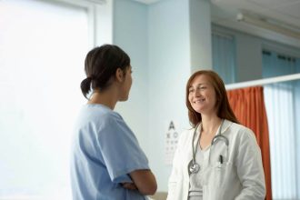 Médecin et infirmière discutant d'une consultation médicale urgente