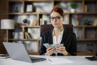 Femme d'affaires travaillant sur un ordinateur portable dans un bureau moderne
