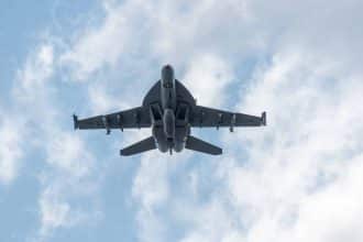 Pilote de chasse en mission sur un avion F-18