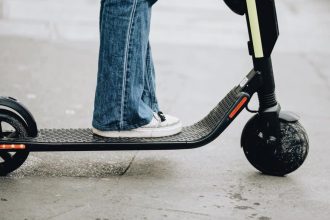 Trottinette électrique Xiaomi avec pièces détachées en arrière-plan