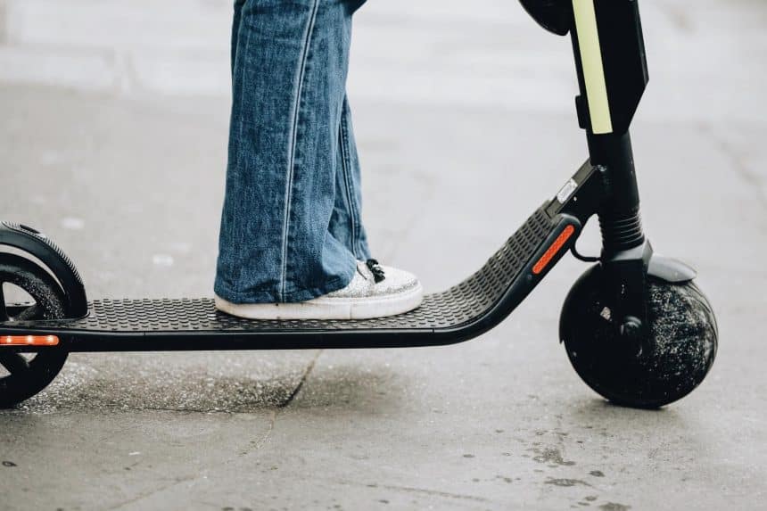 Trottinette électrique Xiaomi avec pièces détachées en arrière-plan