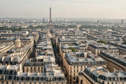 Vue aérienne de la densité urbaine de Paris montrant l'étendue des toits haussmanniens en zinc et la Tour Eiffel au loin