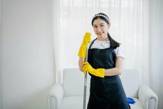 femme nettoyant le sol avec une serpillère dans un intérieur moderne
